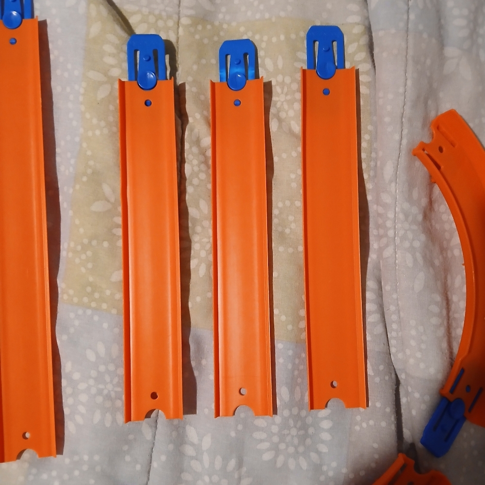 8pc Hotwheels Track Builder With Connectors - Picture 3 of 4